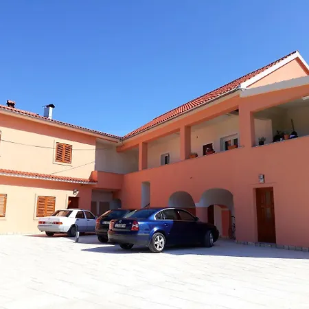 Leon Apartmán *