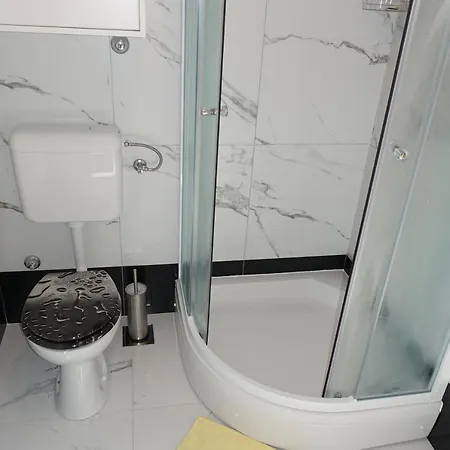 Leon Apartmán Nin