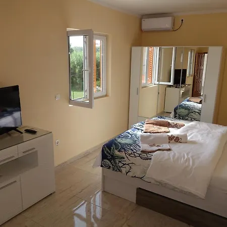 Leon Apartmán Nin